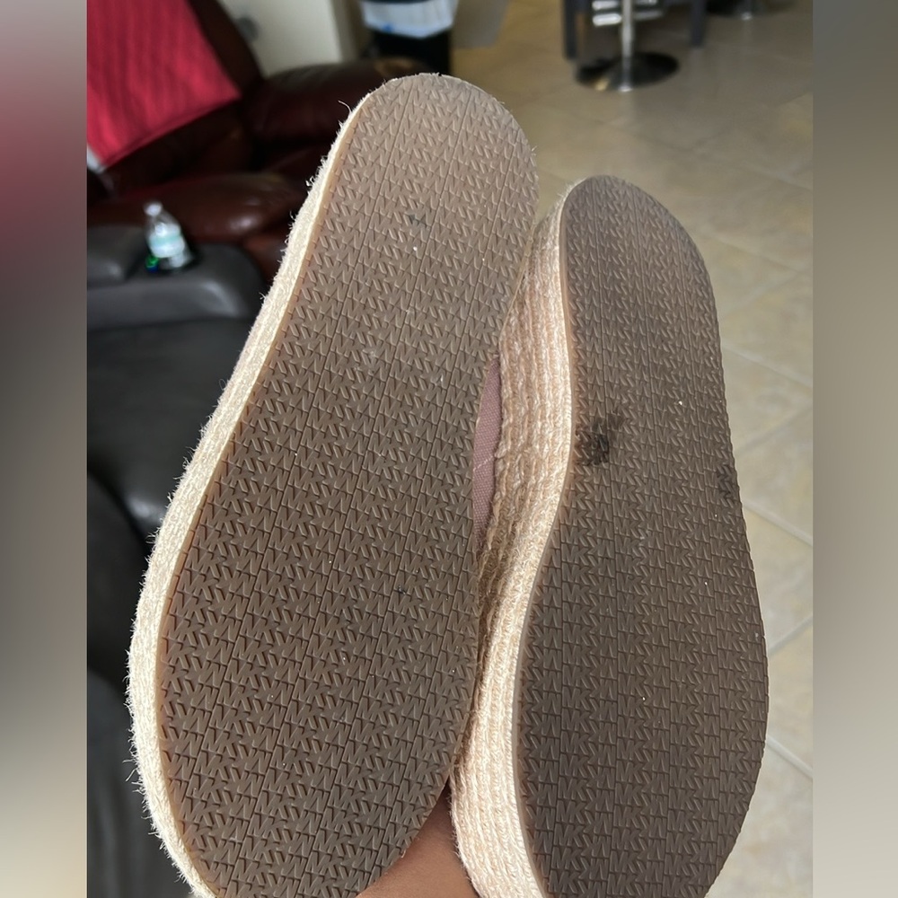 Used but like new!! Beautiful women sneakers Michael kors !!